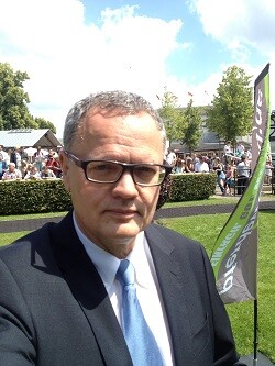 Ulli Potofski, bekannt für seine Arbeiten in den Medien, ist auf der Pferderennbahn für 20-bet-link.com tätig.